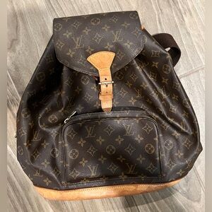 𝐀𝐔𝐓𝐇𝐄𝐍𝐓𝐈𝐂 𝐋𝐎𝐔𝐈𝐒 𝐕𝐔𝐈𝐓𝐓𝐎𝐍 𝐅𝐔𝐋𝐋 𝐁𝐀𝐂𝐊𝐏𝐀𝐂𝐊. 𝐆𝐫𝐞𝐚𝐭 𝐂𝐨𝐧𝐝𝐢𝐭𝐢𝐨𝐧. 𝐂𝐨𝐦𝐞𝐬 𝐢𝐧 𝐎𝐫𝐢𝐠𝐢𝐧𝐚𝐥 𝐁𝐨𝐱.